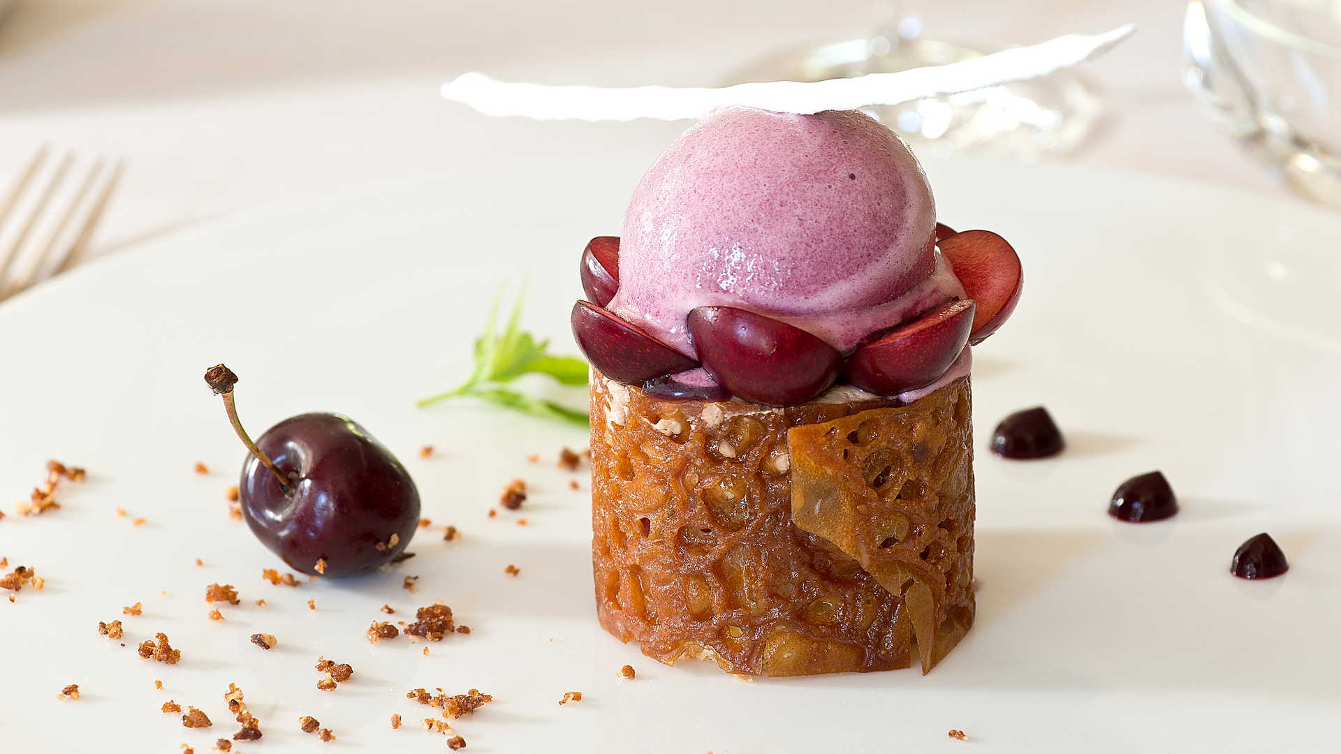 zoom sur un dessert avec glace - Restaurant gastronomique Rodez – Hôtel le Sénéchal