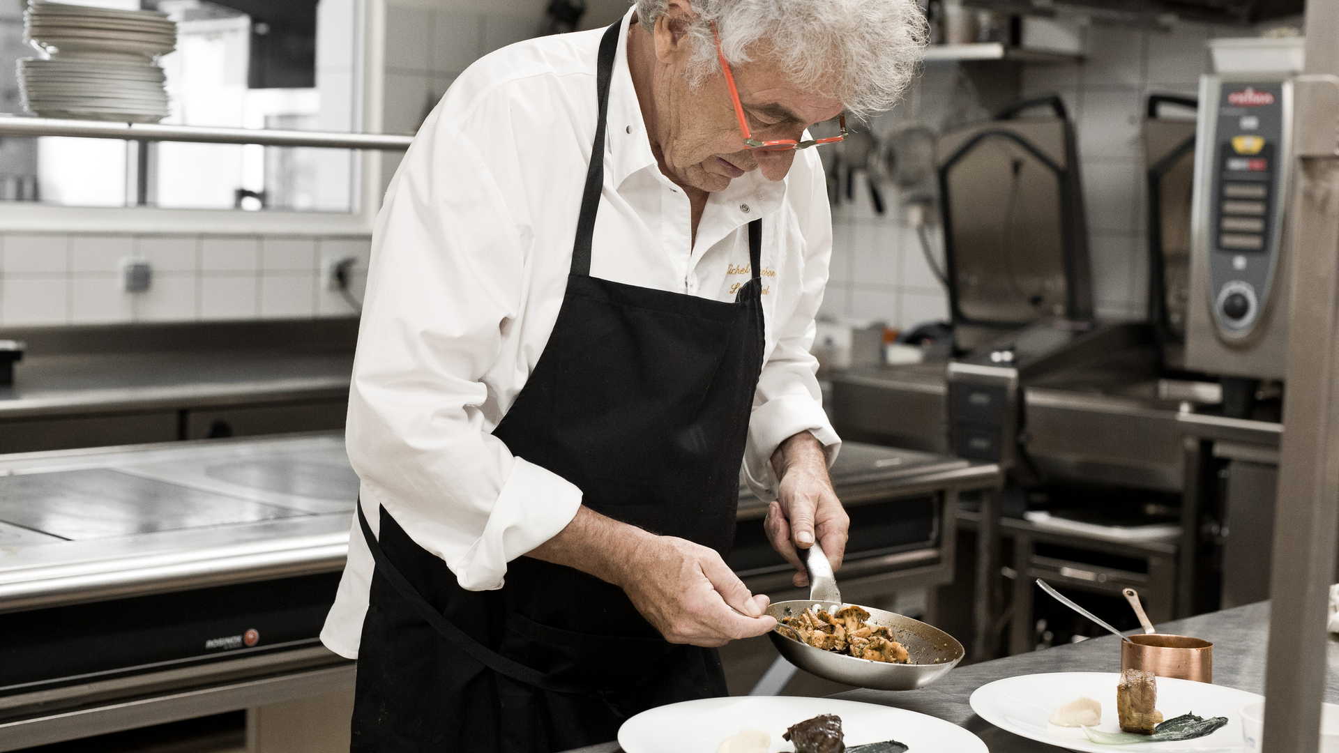 le chef Michel Truchon cuisinant dans son restaurant étoilé rodez albi