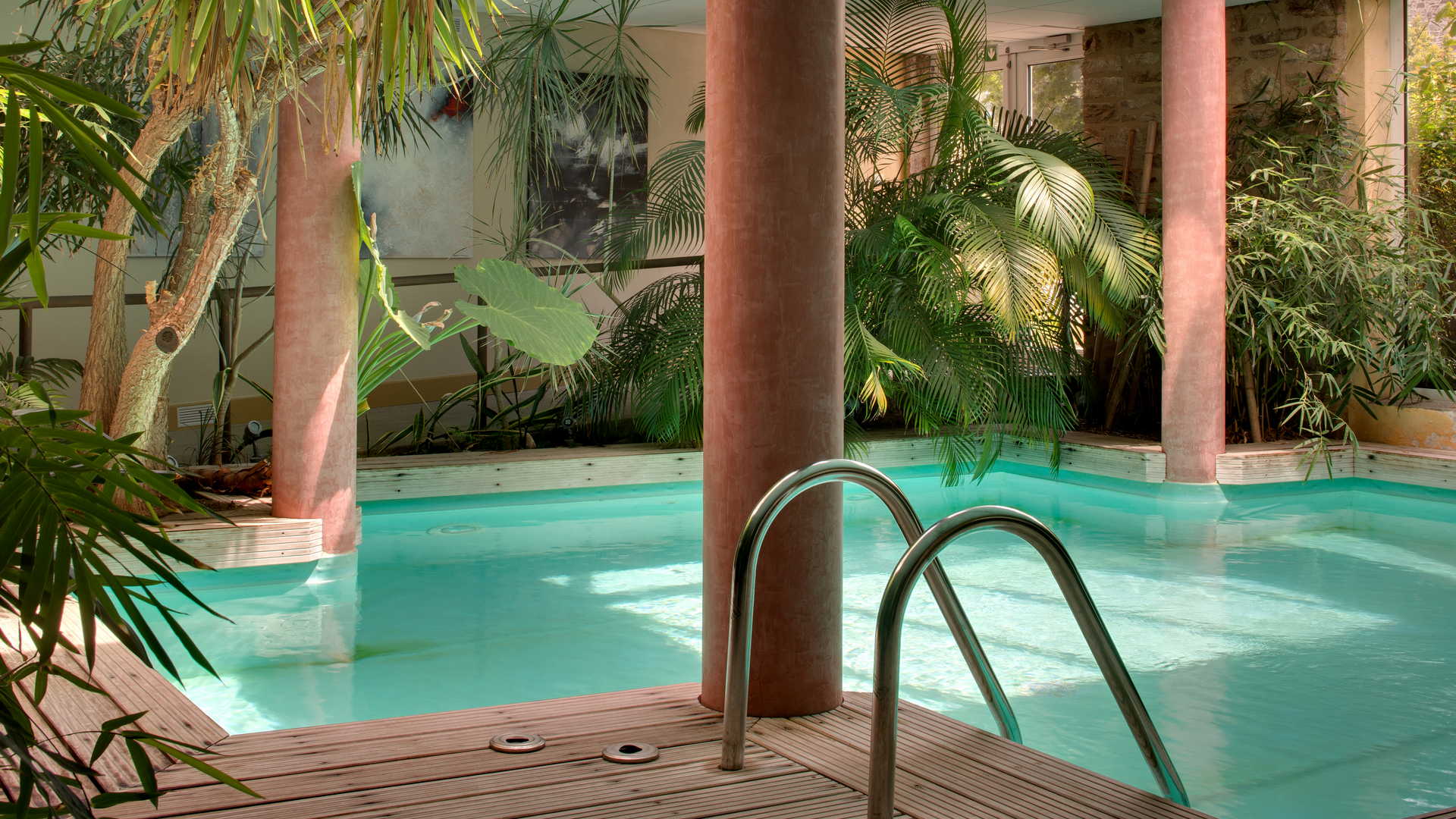 Patio végétal avec piscine, hôtel de charme Aveyron, Le Sénéchal