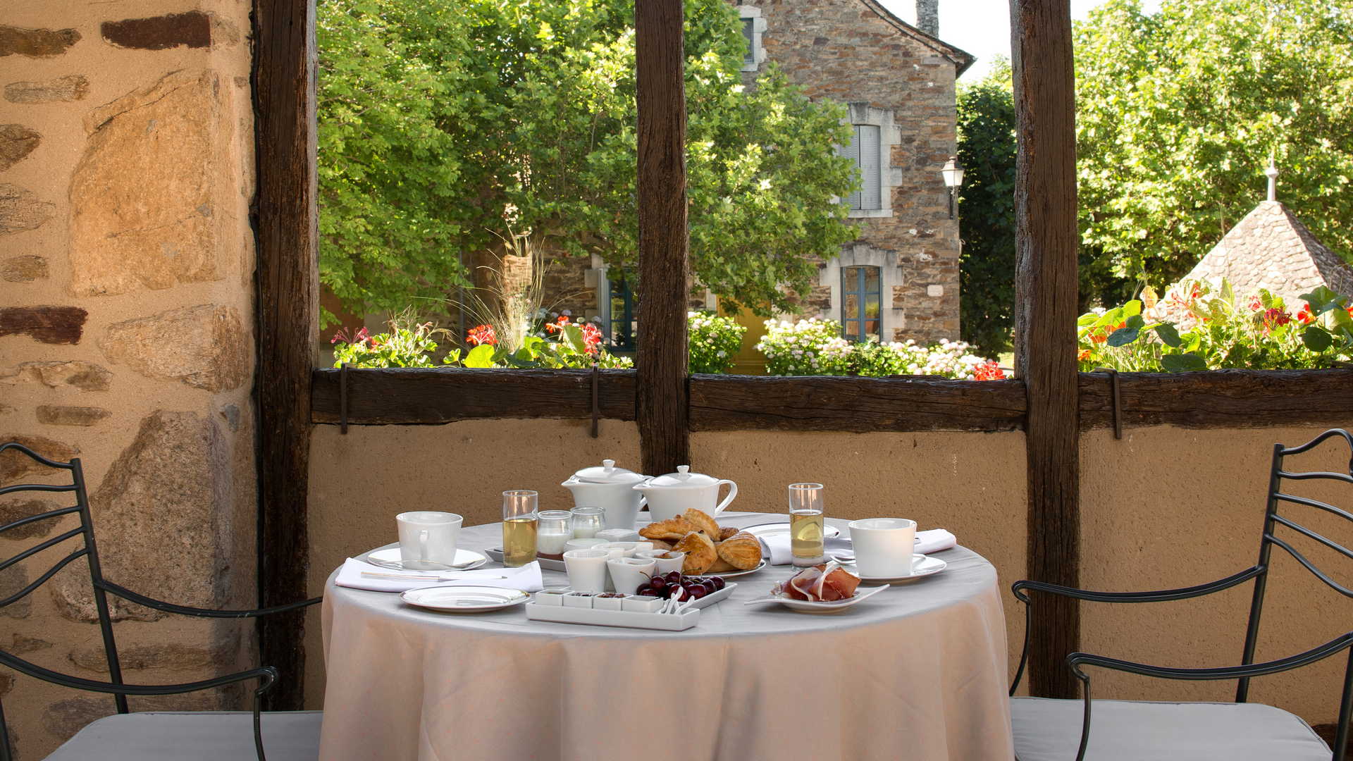 table de petit déjeuner en extérieur dans notre hôtel à Sauveterre, le Sénéchal