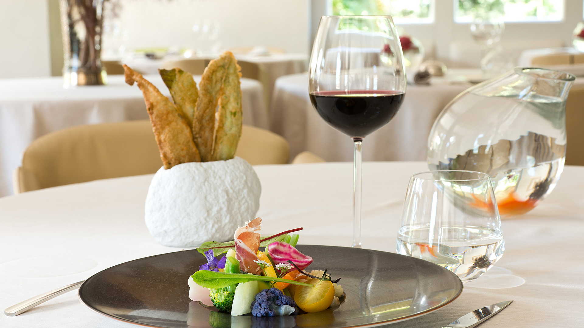 table élégante avec plat et verre de vin - restaurant gastronomique Albi