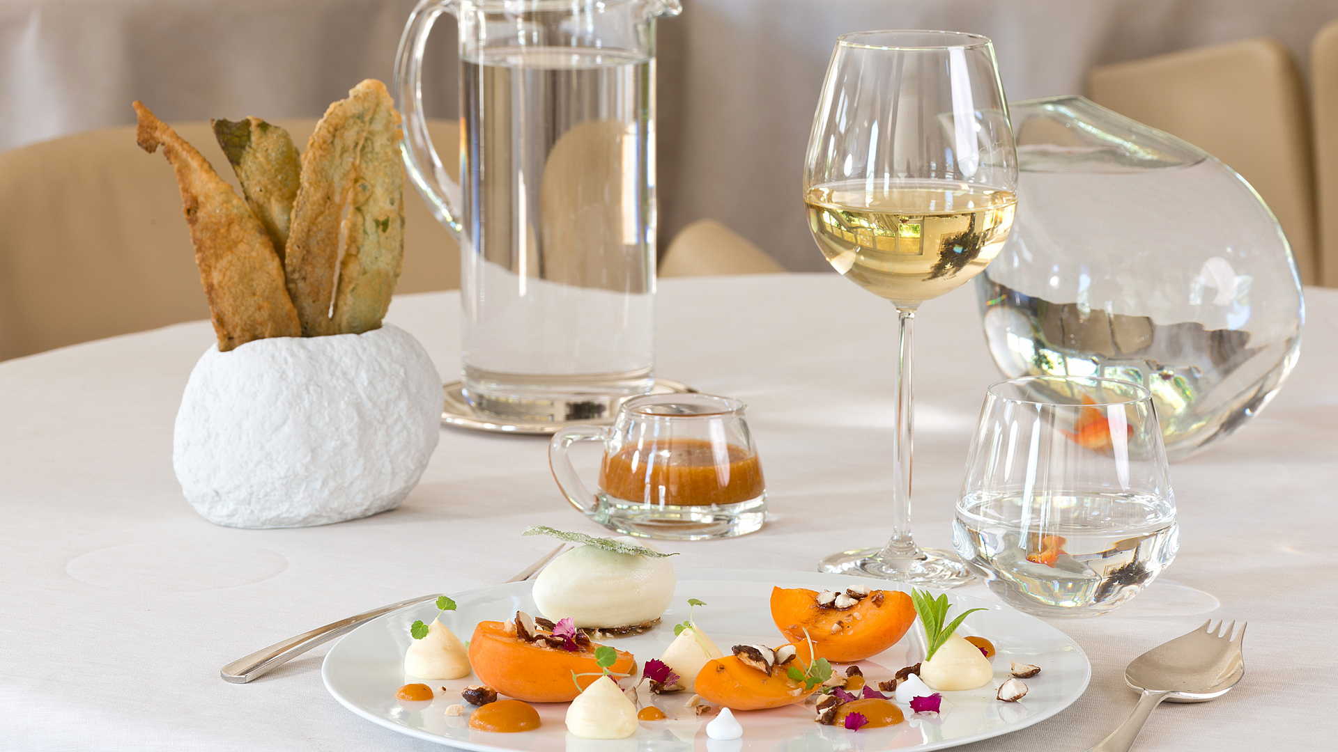 Assiette dressée avec verre de vin - Restaurant gastronomique Rodez – Hôtel le Sénéchal