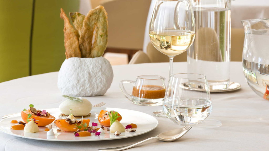 Plat gastronomique et verre de vin - Restaurant gastronomique Rodez – Hôtel le Sénéchal