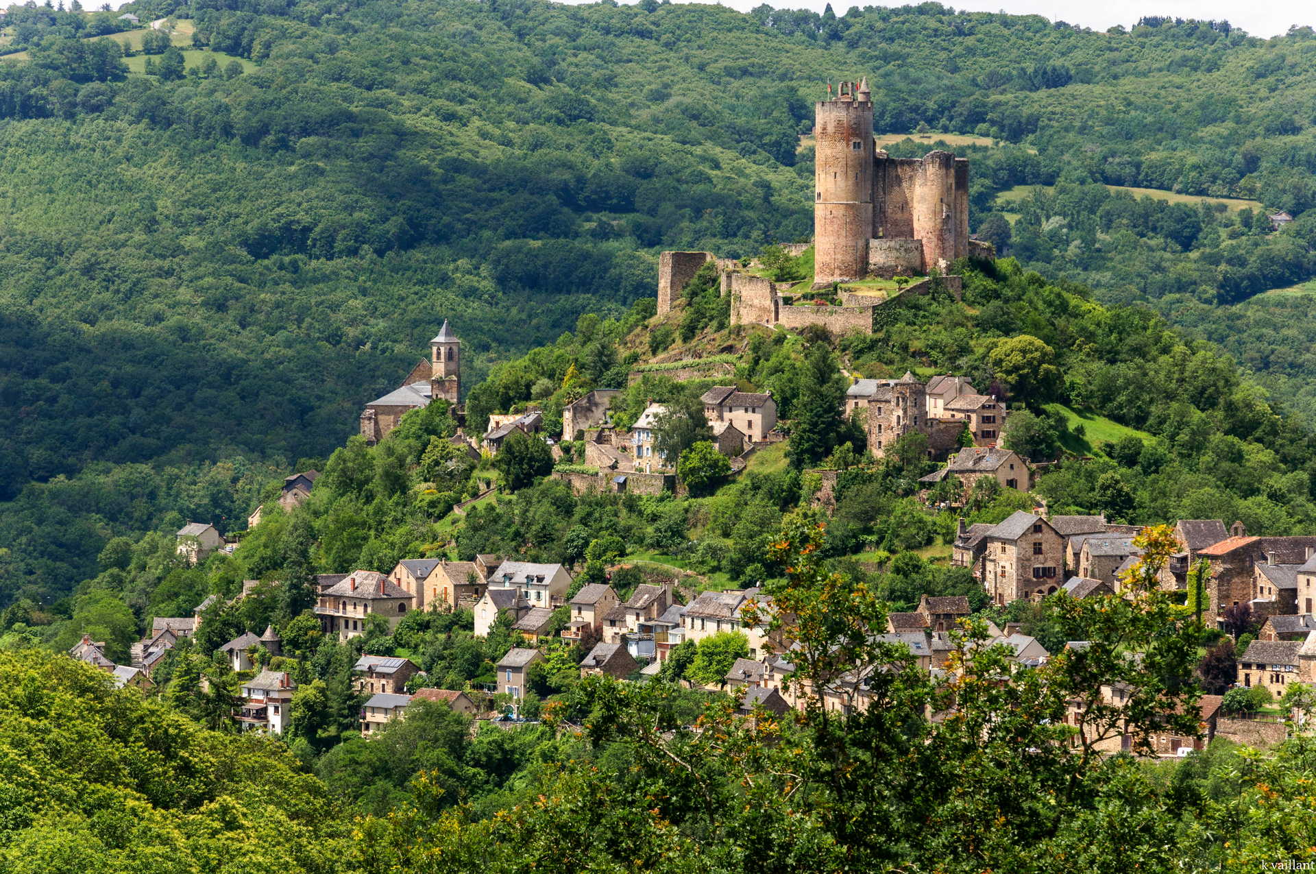 Vue paysage du village historique de Najac pour un séjour en Aveyron depuis notre hôtel Le Sénéchal.